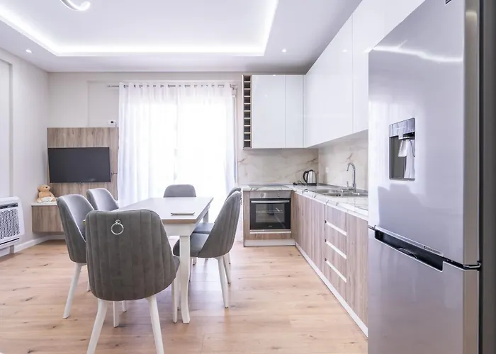 Renovated Condo Close To Town Center And The Beach